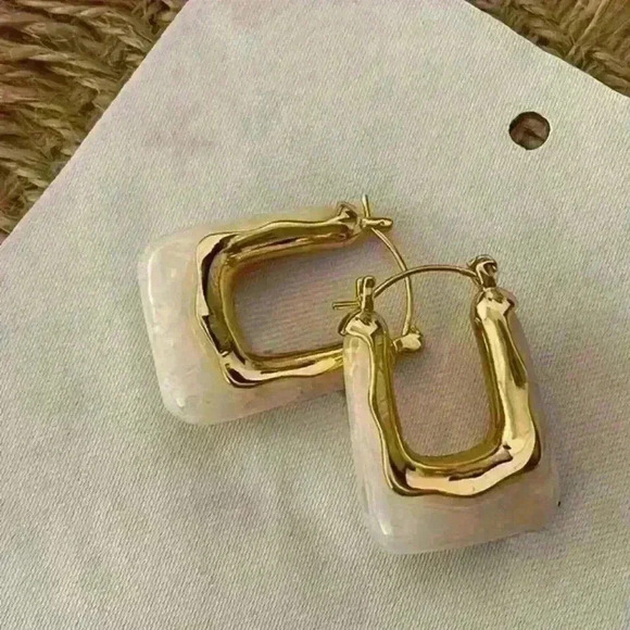 - Elegant And Luxurious U-Shaped Hoop Earrings - Picture 5 of 5